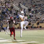 FootballR - NFL - Ein Fußballspieler springt in die Luft und fängt einen Ball.