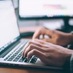 FootballR - NFL - Eine Person tippt auf einem Laptop.