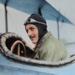 FootballR - NFL - Ein Mann sitzt im Cockpit eines Flugzeugs.