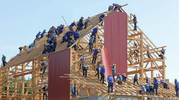 FootballR - NFL - Eine Gruppe von Menschen, die am Bau eines Hauses arbeiten.
