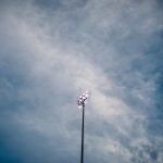 FootballR - NFL - Ein Bild eines Stadionlichts vor einem bewölkten Himmel.