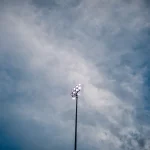 FootballR - NFL - Ein Bild eines Stadionlichts vor einem bewölkten Himmel.