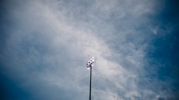 FootballR - NFL - Ein Bild eines Stadionlichts vor einem bewölkten Himmel.