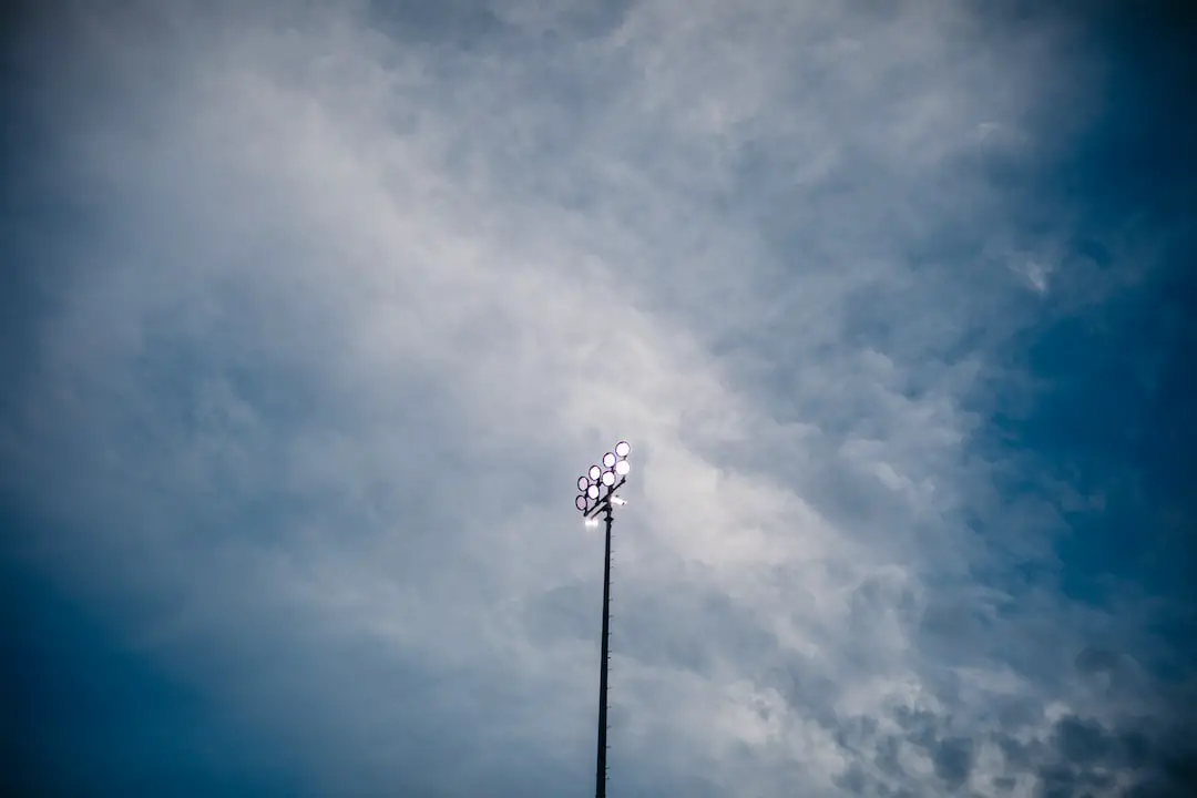 FootballR - NFL - Ein Bild eines Stadionlichts vor einem bewölkten Himmel.