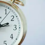 FootballR - NFL - Ein Timex-Wecker auf weißem Hintergrund.