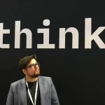 FootballR - NFL - Ein Mann steht vor einem Think-Schild.