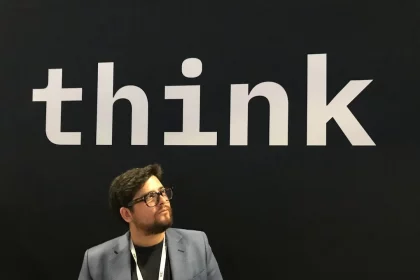 FootballR - NFL - Ein Mann steht vor einem Think-Schild.