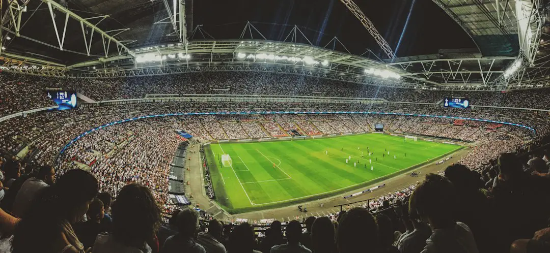 FootballR - NFL - Ein Stadion voller Menschen, die ein Fußballspiel verfolgen.