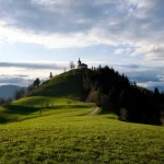 FootballR - NFL - Ein grüner Hügel mit einer Kirche darauf.