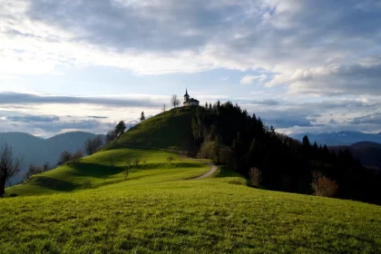 FootballR - NFL - Ein grüner Hügel mit einer Kirche darauf.