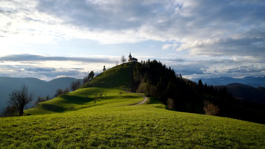 FootballR - NFL - Ein grüner Hügel mit einer Kirche darauf.