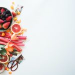 FootballR - NFL - Eine Schüssel mit Obst und Gemüse auf weißem Hintergrund.