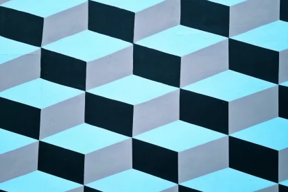 FootballR - NFL - Ein Gemälde mit blauen und schwarzen Würfeln an einer Wand.