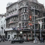 FootballR - NFL - Ein altes Foto eines Gebäudes mit Fahnen darauf.