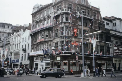 FootballR - NFL - Ein altes Foto eines Gebäudes mit Fahnen darauf.