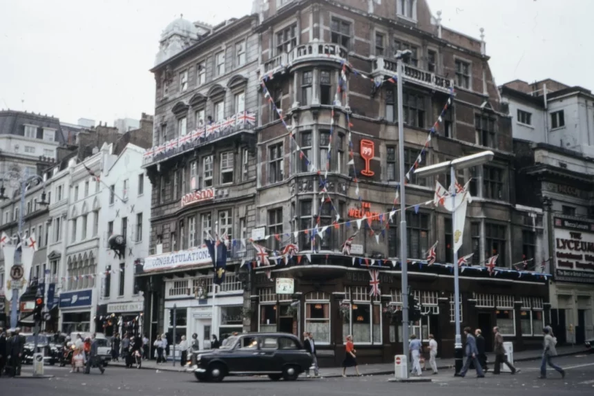 FootballR - NFL - Ein altes Foto eines Gebäudes mit Fahnen darauf.
