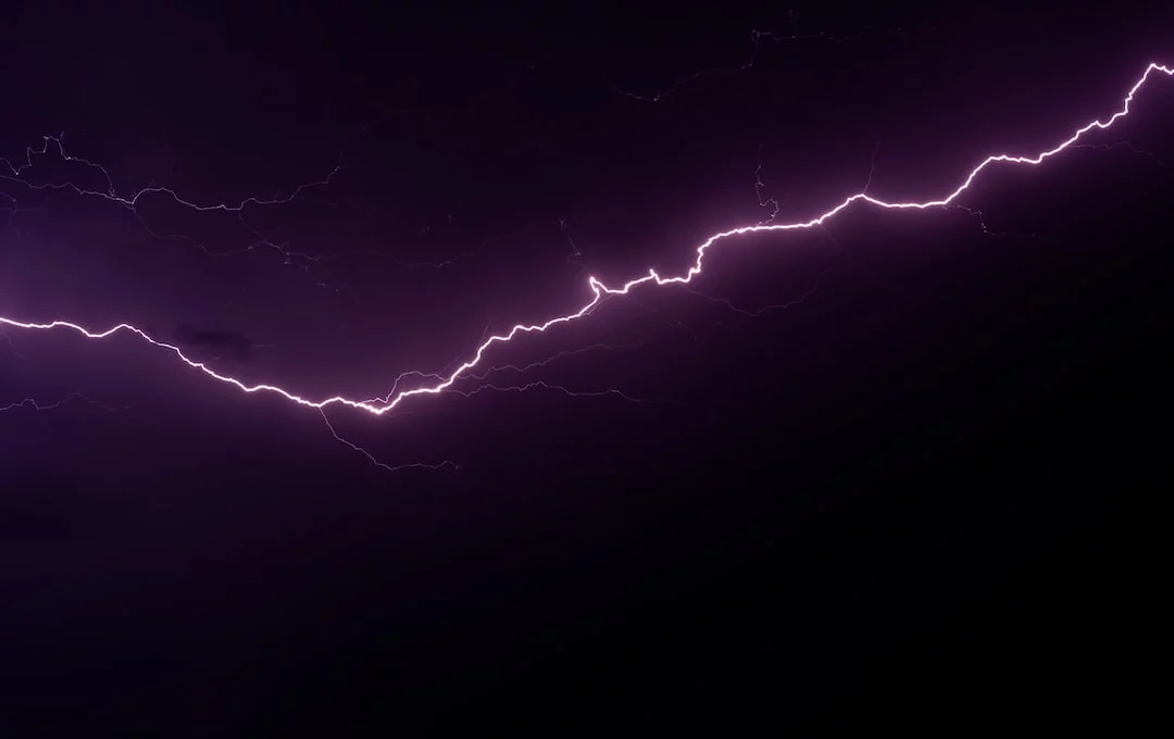 FootballR - NFL - Am dunklen Himmel ist ein violetter Blitz zu sehen.