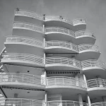 FootballR - NFL - Ein Schwarz-Weiß-Foto eines Gebäudes mit Balkonen.