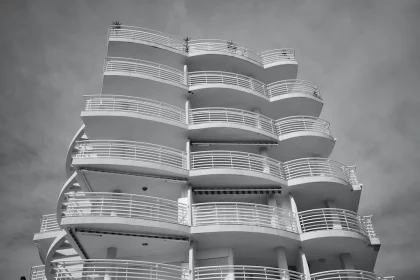 FootballR - NFL - Ein Schwarz-Weiß-Foto eines Gebäudes mit Balkonen.