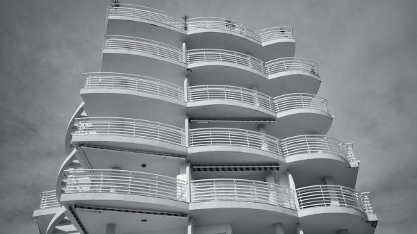 FootballR - NFL - Ein Schwarz-Weiß-Foto eines Gebäudes mit Balkonen.