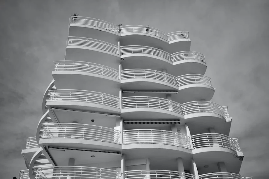 FootballR - NFL - Ein Schwarz-Weiß-Foto eines Gebäudes mit Balkonen.