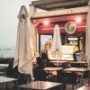 FootballR - NFL - Ein Restaurant mit Tischen und Sonnenschirmen direkt am Meer.