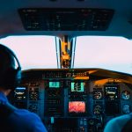 FootballR - NFL - Zwei Personen sitzen im Cockpit eines Flugzeugs.