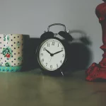 FootballR - NFL - Auf einem Tisch steht eine Uhr neben einer Tasse.