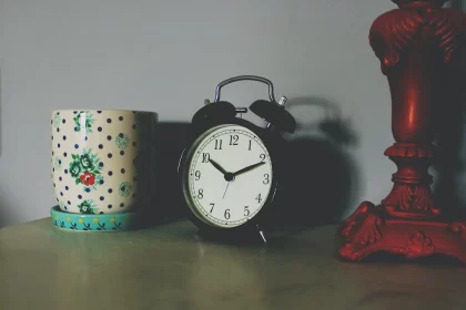 FootballR - NFL - Auf einem Tisch steht eine Uhr neben einer Tasse.