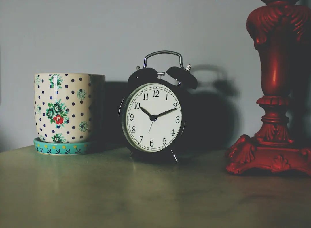 FootballR - NFL - Auf einem Tisch steht eine Uhr neben einer Tasse.