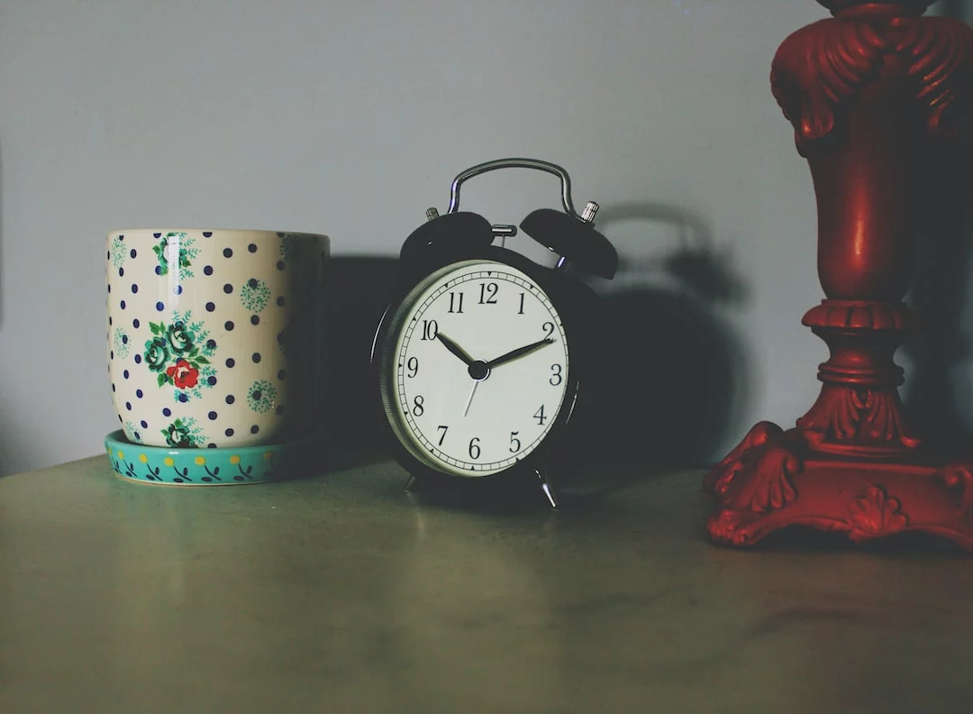 FootballR - NFL - Auf einem Tisch steht eine Uhr neben einer Tasse.
