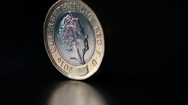 FootballR - NFL - Eine britische Pfund-Münze auf schwarzem Hintergrund.