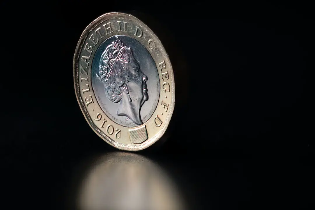 FootballR - NFL - Eine britische Pfund-Münze auf schwarzem Hintergrund.