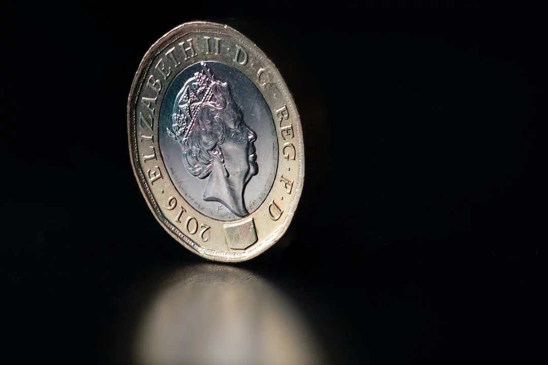 FootballR - NFL - Eine britische Pfund-Münze auf schwarzem Hintergrund.