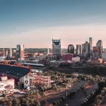 FootballR - NFL - Eine Luftaufnahme der Skyline von Nashville bei Sonnenuntergang.