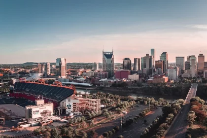 FootballR - NFL - Eine Luftaufnahme der Skyline von Nashville bei Sonnenuntergang.