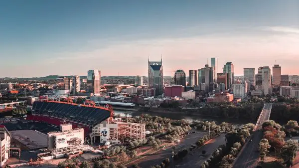 FootballR - NFL - Eine Luftaufnahme der Skyline von Nashville bei Sonnenuntergang.