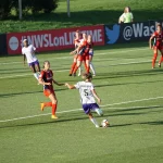 FootballR - NFL - Eine Gruppe von Frauen, die auf einem Feld Fußball spielen.