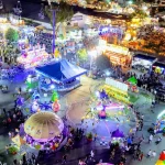 FootballR - NFL - Eine Luftaufnahme eines Vergnügungsparks bei Nacht.