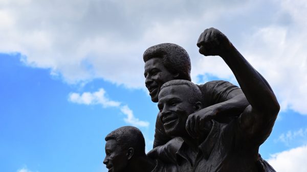 FootballR - NFL - Eine Statue von drei Männern, die ihre Fäuste hochhalten.