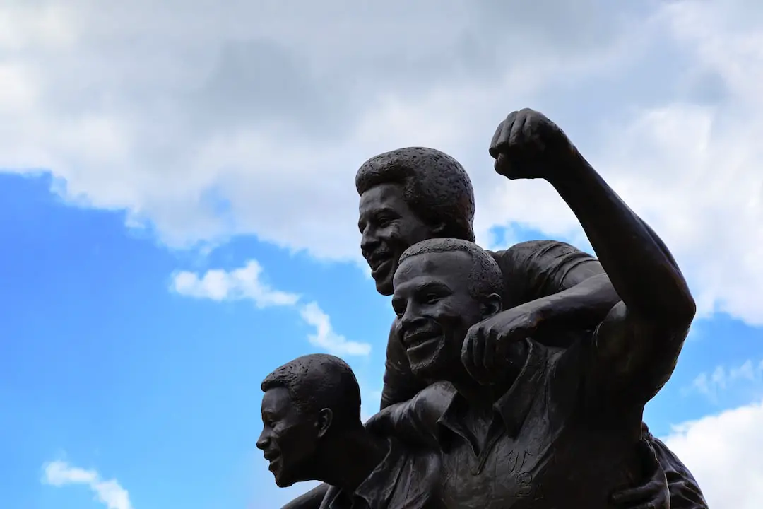 FootballR - NFL - Eine Statue von drei Männern, die ihre Fäuste hochhalten.