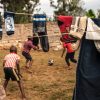 FootballR - NFL - Eine Gruppe Kinder spielt Fußball auf einer Wäscheleine.