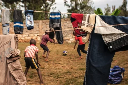 FootballR - NFL - Eine Gruppe Kinder spielt Fußball auf einer Wäscheleine.