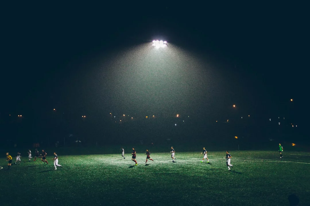 FootballR - NFL - Ein Fußballplatz wurde nachts beleuchtet.