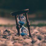FootballR - NFL - Eine Sanduhr, die auf dem Boden liegt.