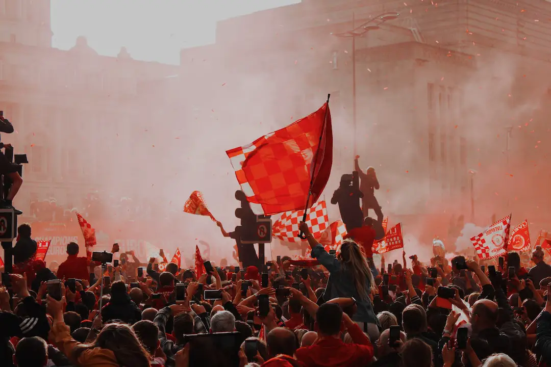 FootballR - NFL - Eine Menschenmenge, die in einer Stadt rote Fahnen schwenkt.