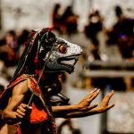 FootballR - NFL - Ein Mann mit Maske tanzt vor einer Menschenmenge.