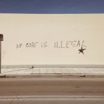 FootballR - NFL - Eine Wand mit Graffiti, auf der steht, dass wir eins sind, ist illegal.