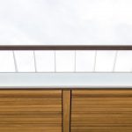 FootballR - NFL - Ein Balkon mit Holzgeländer und Blick in den Himmel.
