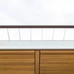 FootballR - NFL - Ein Balkon mit Holzgeländer und Blick in den Himmel.